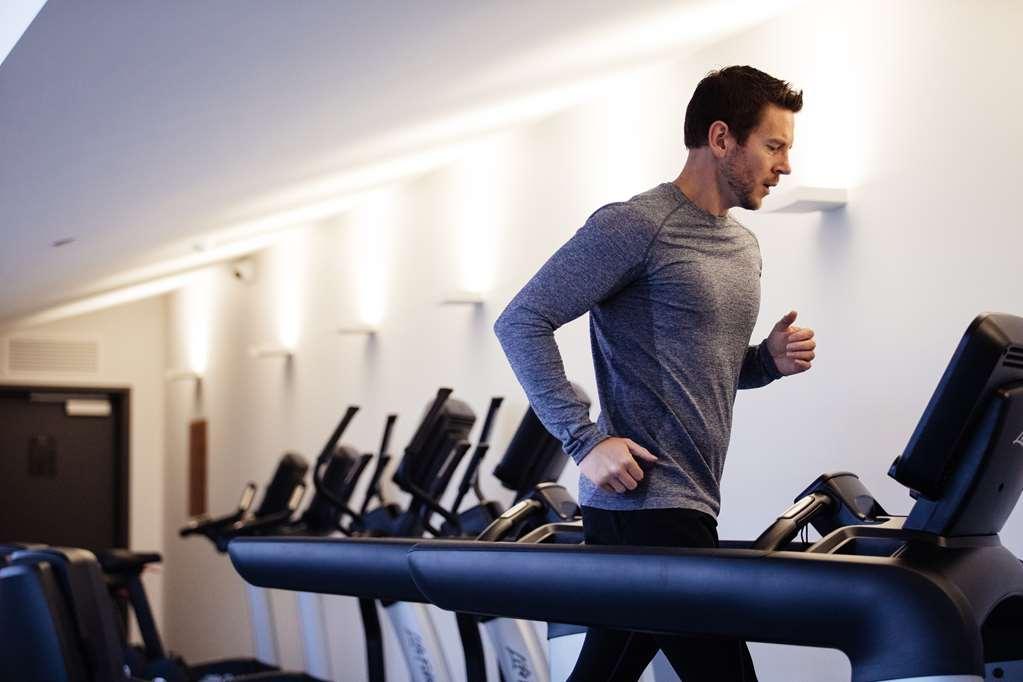 Macq 01 Hotel Hobart Udogodnienia zdjęcie A man on a treadmill