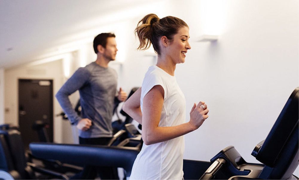 Macq 01 Hotel Hobart Zewnętrze zdjęcie A woman on a treadmill