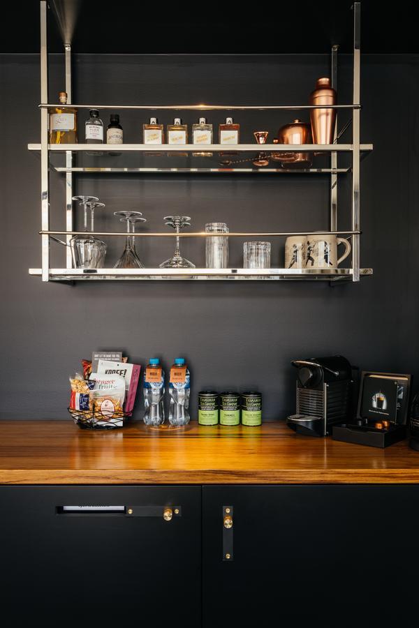Macq 01 Hotel Hobart Zewnętrze zdjęcie A wall-mounted kitchen rack