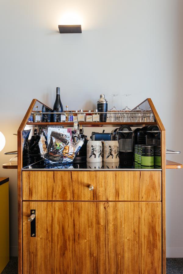 Macq 01 Hotel Hobart Zewnętrze zdjęcie A bar cart
